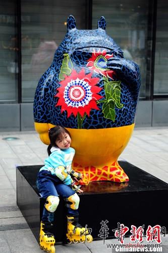 卡通龍貓人偶涂鴉秀亮相武漢街頭