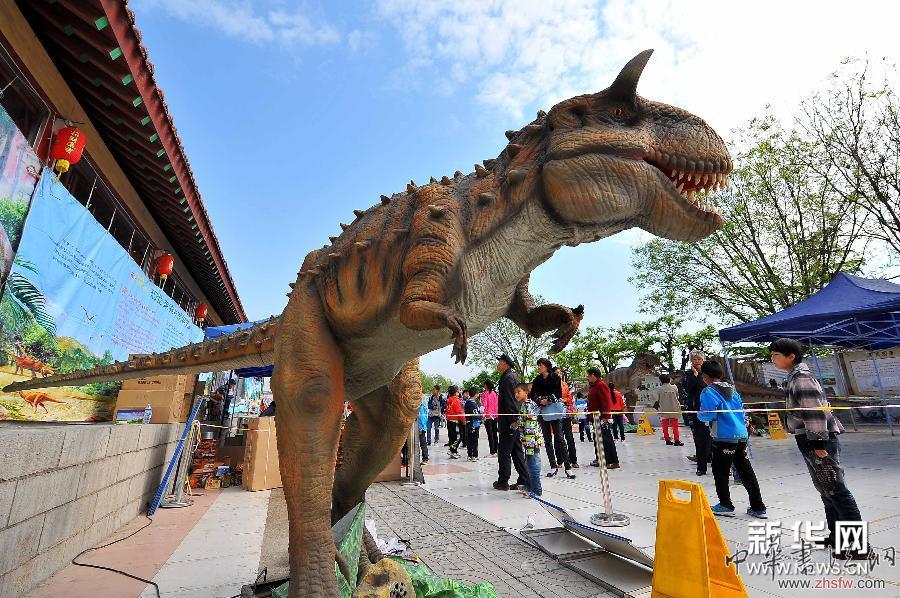 #（晚報）（1）趣味橫生的仿真恐龍展