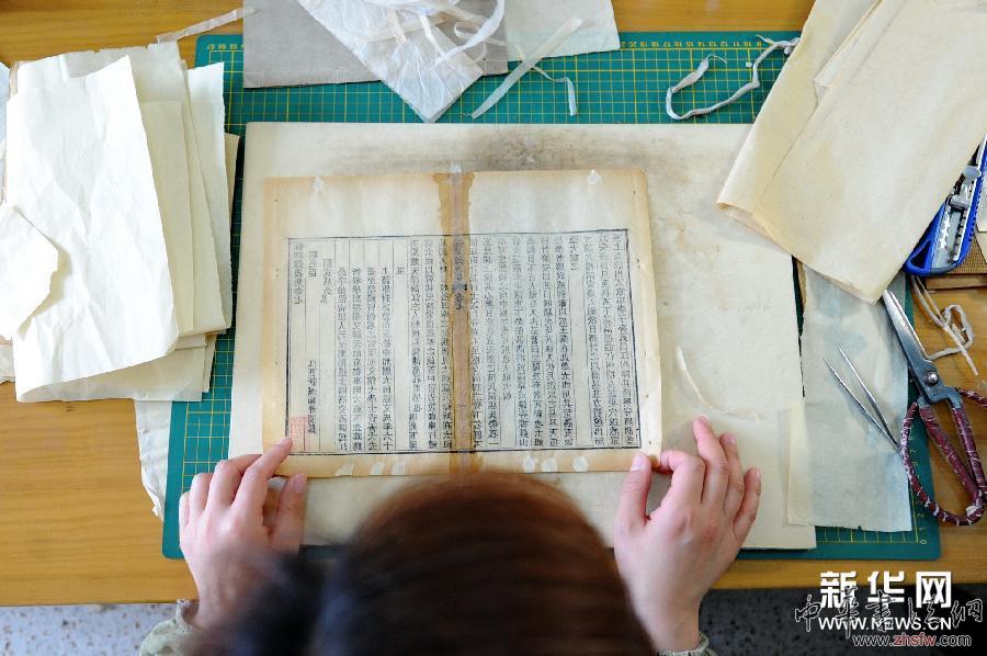 （走基層 聽(tīng)民聲）（1）古籍&ldquo;醫(yī)生&rdquo;讓歷史在紙上傳承