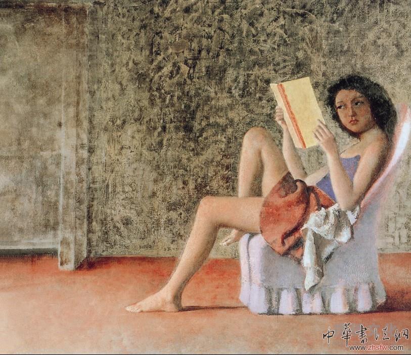 在巴爾蒂斯筆下，女孩們讀書(shū)、照鏡、玩牌，這些私密的行為和外部世界脫離了干系，自我專注于輕蔑的歡快。其實(shí)，行為本身并不重要，重要的是她們行使行為的身體語(yǔ)言，總帶有反抗禁忌事物的刺激味道--沒(méi)有一個(gè)閱讀的姿態(tài)像她們這樣別扭，簡(jiǎn)直讓人無(wú)法忍受。如果這算得上是一種調(diào)皮的話，那么它的本質(zhì)是什么呢？在色欲與無(wú)恥怠惰的畛域里，誘引和獻(xiàn)身是一道青春期的算術(shù)題，而我們的所有解答都不正確，永遠(yuǎn)陷入繪畫(huà)的“洛麗塔猜想”不能自撥。這些發(fā)生在房間里的故事是虛假，是詭計(jì)，是圈套，是謎，它存心使看得見(jiàn)的世界乃至?xí)敬嬖?，但又全然不可信。（?jié)選自徐累《東方藝術(shù)-大家》）