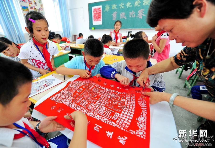 （社會主義核心價值觀）（1）剪紙搭橋 藝術(shù)育人