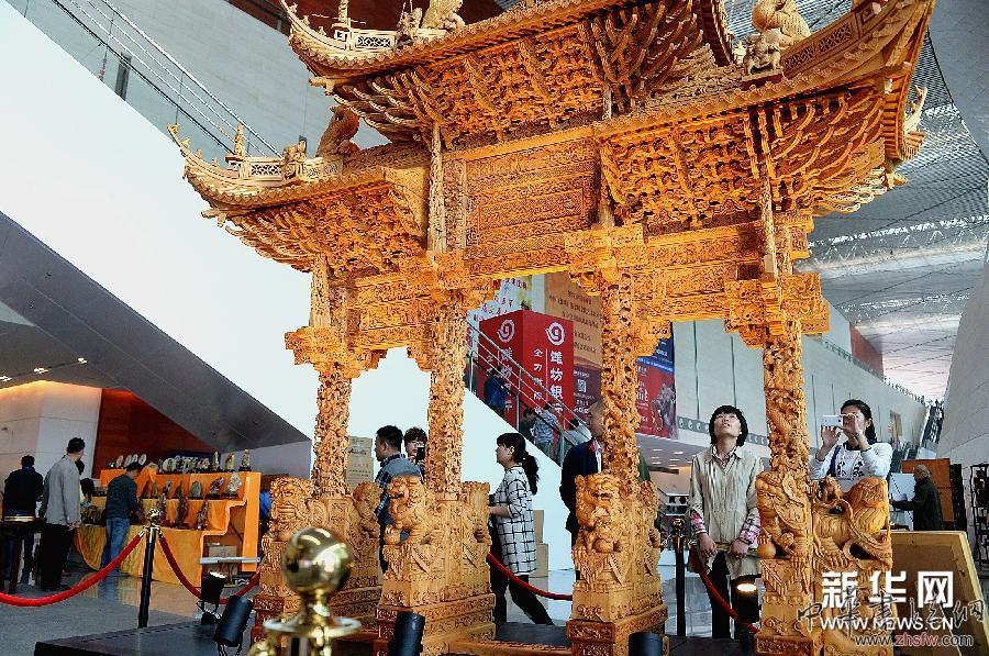 （晚報）&ldquo;中華牌樓&rdquo;亮相濰坊文展會