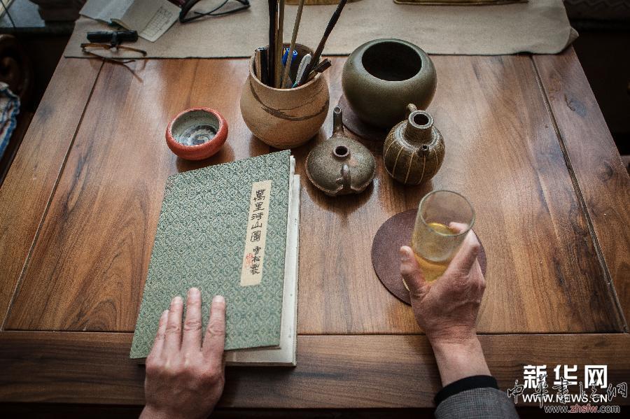 世界讀書日:他們手里的書 組圖 (XHDW)(2)世界讀書日:他們手里的書