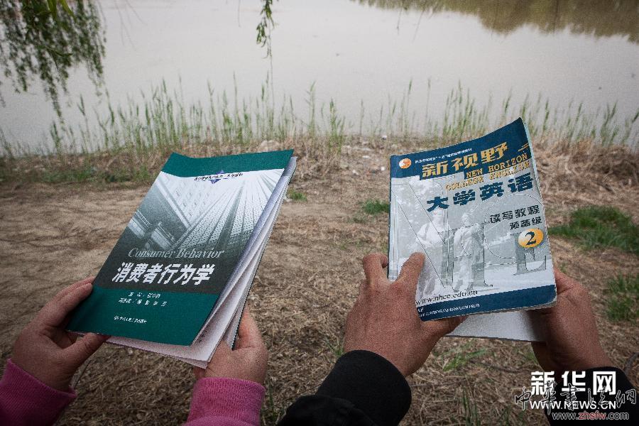 （XHDW）（4）世界讀書日：他們手里的書