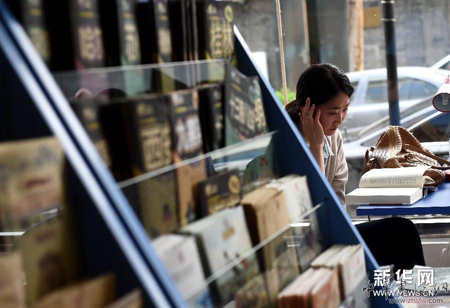 北京三聯(lián)韜奮書(shū)店24小時(shí)書(shū)店正式掛牌營(yíng)業(yè) 圖 (社會(huì))(4)北京三聯(lián)韜奮書(shū)店24小時(shí)書(shū)店正式掛牌營(yíng)業(yè)