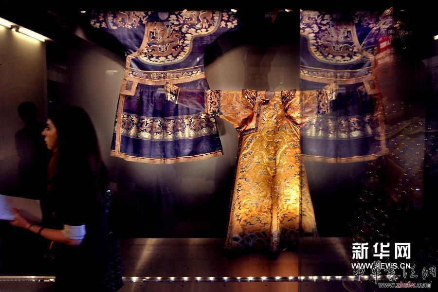 4月22日，在法國(guó)巴黎裝飾藝術(shù)展覽館，觀眾在觀看展品。