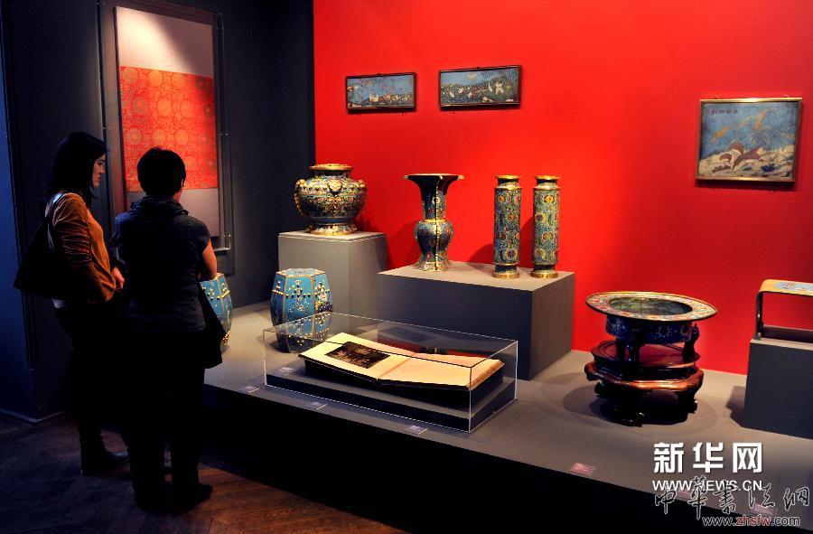 4月22日，在法國巴黎裝飾藝術(shù)展覽館，觀眾在觀看展品。