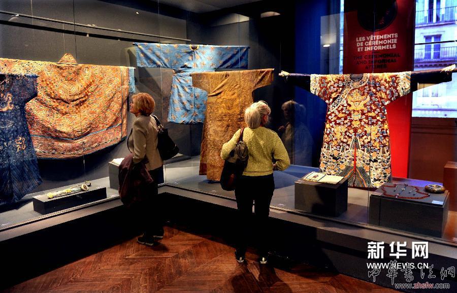 4月22日，在法國(guó)巴黎裝飾藝術(shù)展覽館，觀眾在觀看展品。