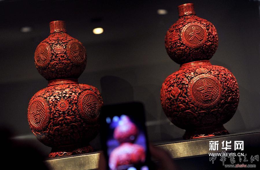 4月22日，在法國(guó)巴黎裝飾藝術(shù)展覽館，觀眾在觀看展品。