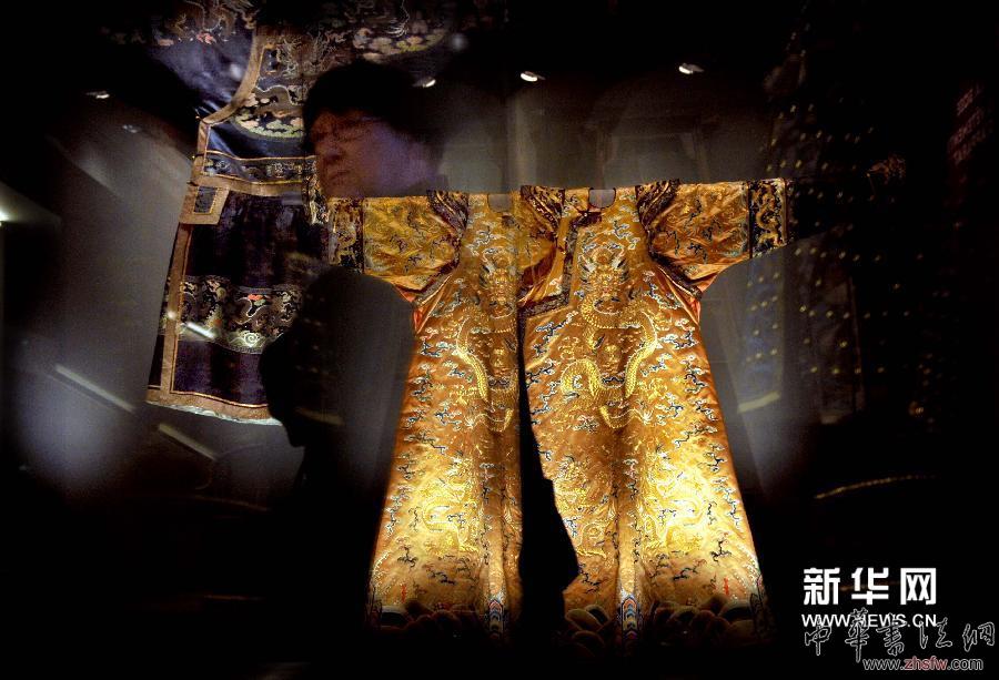 4月22日，在法國巴黎裝飾藝術(shù)展覽館，觀眾在觀看展品。