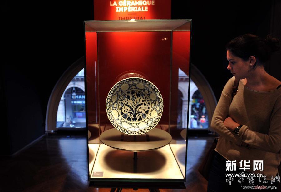 4月22日，在法國巴黎裝飾藝術(shù)展覽館，觀眾在觀看展品。