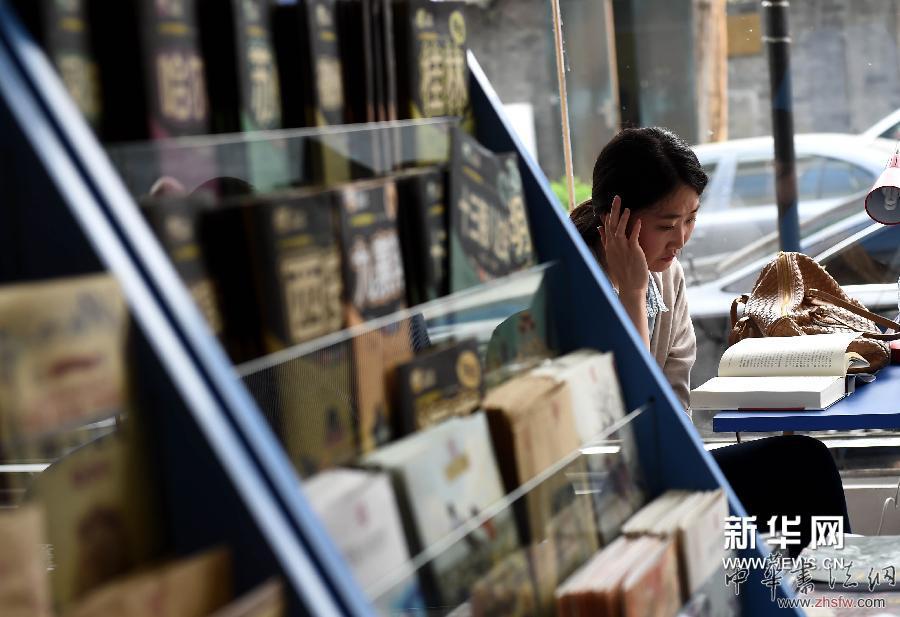 4月23日，一位讀者在三聯(lián)韜奮書店24小時書店內(nèi)看書。