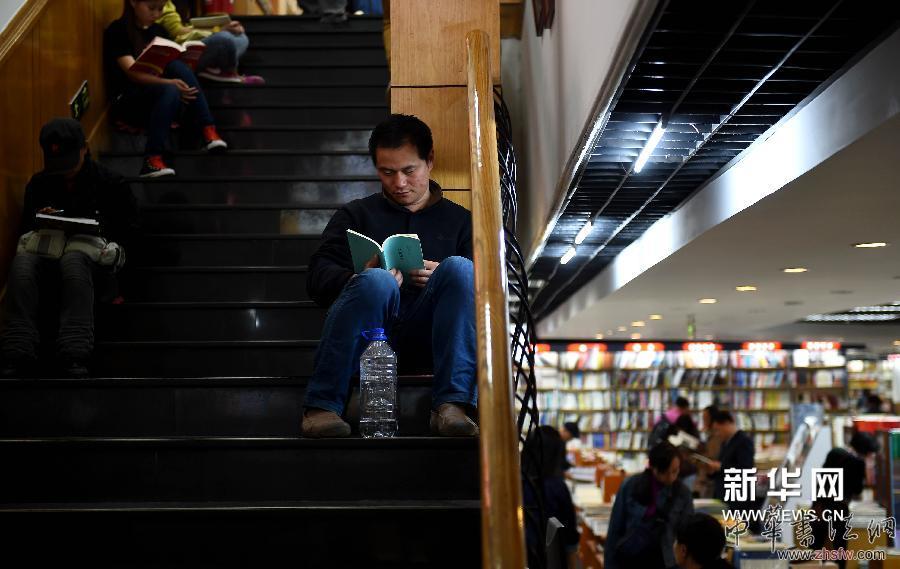 4月23日，讀者在三聯(lián)韜奮書店24小時(shí)書店內(nèi)看書。