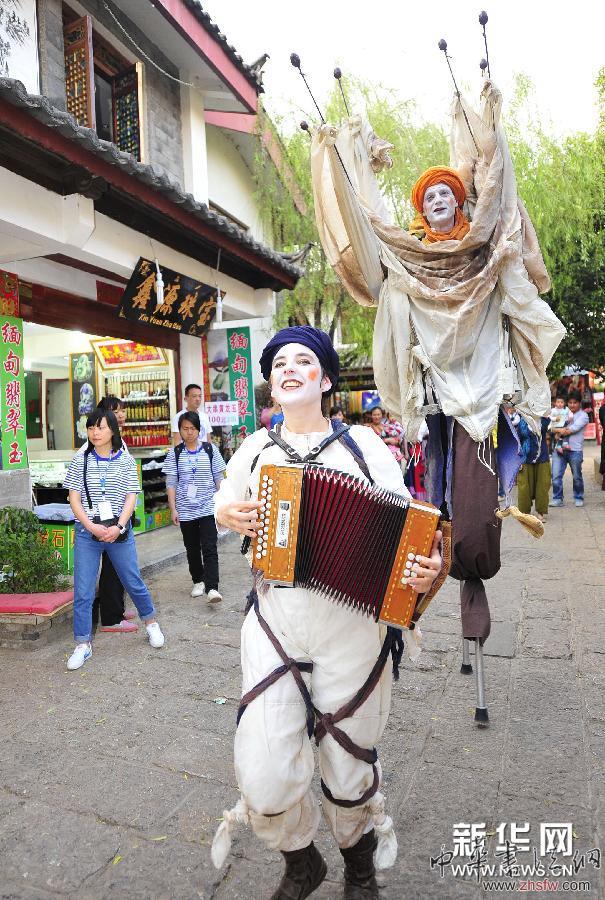 COART亞洲青年藝術(shù)現(xiàn)場(chǎng)在束河古鎮(zhèn)開幕 (晚報(bào))(1)COART亞洲青年藝術(shù)現(xiàn)場(chǎng)在束河古鎮(zhèn)開幕