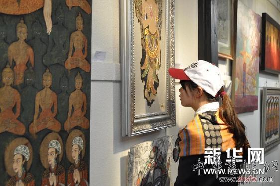 (新華網(wǎng))(2)西藏本土藝術(shù)家展出精品畫作