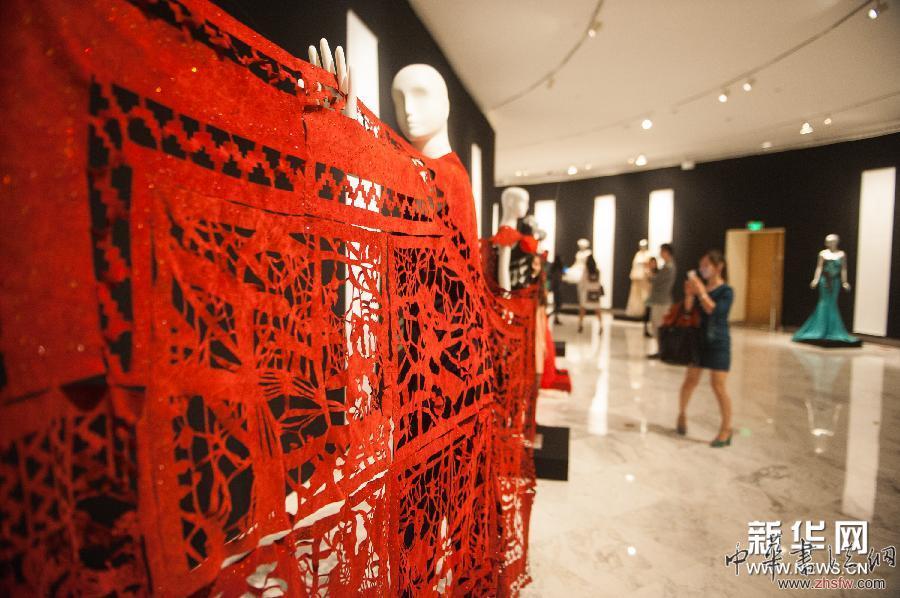 《時代映像—中國時裝藝術(shù)展》拉開巡展帷幕 圖 (文化)(1)《時代映像—中國時裝藝術(shù)展》拉開巡展帷幕