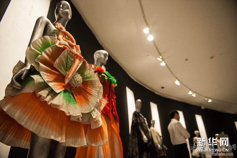 《時(shí)代映像—中國(guó)時(shí)裝藝術(shù)展》拉開(kāi)巡展帷幕 圖 (文化)(3)《時(shí)代映像—中國(guó)時(shí)裝藝術(shù)展》拉開(kāi)巡展帷幕