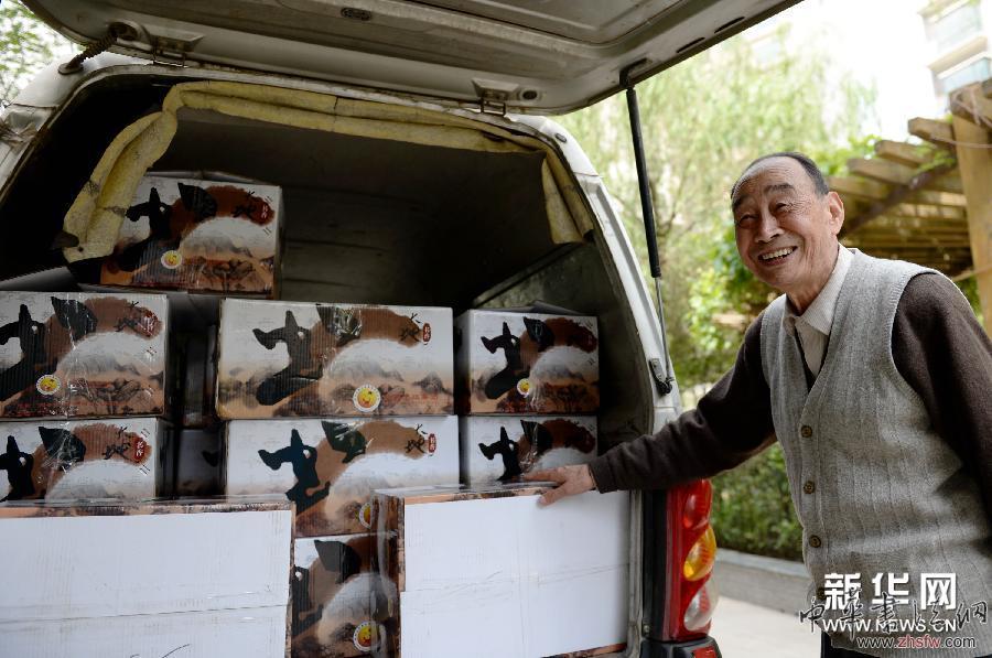 “書癡”夫婦“百萬元捐書夢”引發(fā)響應(yīng) (中國夢·追夢故事·圖文互動)(1)“書癡”夫婦“百萬元捐書夢”引發(fā)響應(yīng)