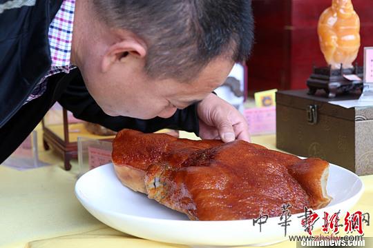 “豬頭肉”奇石以假亂真 不少市民“上當(dāng)受騙”