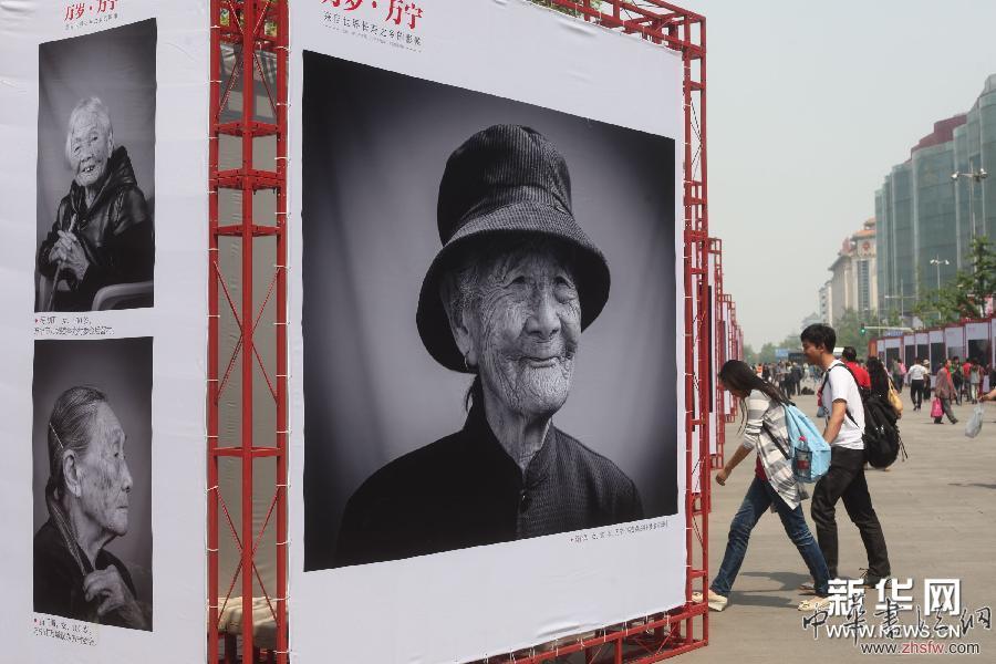 “萬(wàn)歲·萬(wàn)寧”主題攝影展在北京開(kāi)幕 圖 (晚報(bào))(3)“萬(wàn)歲·萬(wàn)寧”主題攝影展在北京開(kāi)幕