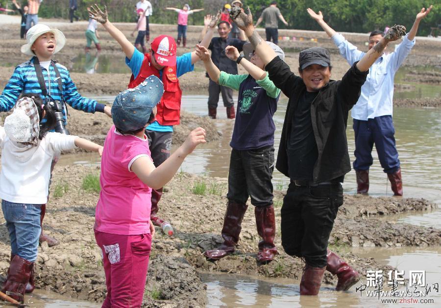 （文化）（2）&ldquo;蚯蚓藝術(shù)家&rdquo;稻田共繪《巨龍舞夢》