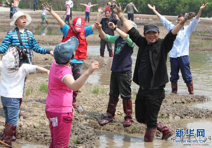 “蚯蚓藝術(shù)家”稻田共繪《巨龍舞夢》 (文化)(2)“蚯蚓藝術(shù)家”稻田共繪《巨龍舞夢》