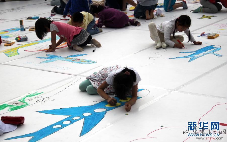 成都:少兒涂鴉“天空之城” (社會)(2)成都:少兒涂鴉“天空之城”