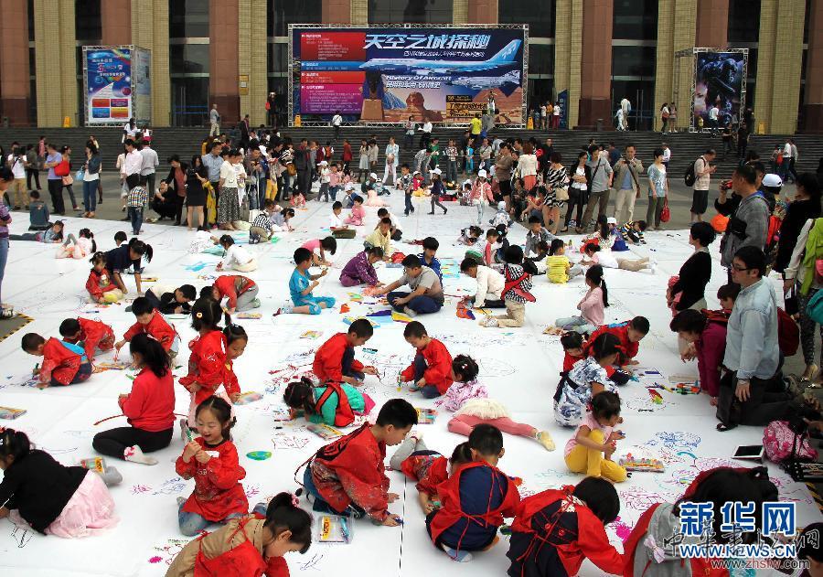 （社會(huì)）（1）成都：少兒涂鴉&ldquo;天空之城&rdquo;