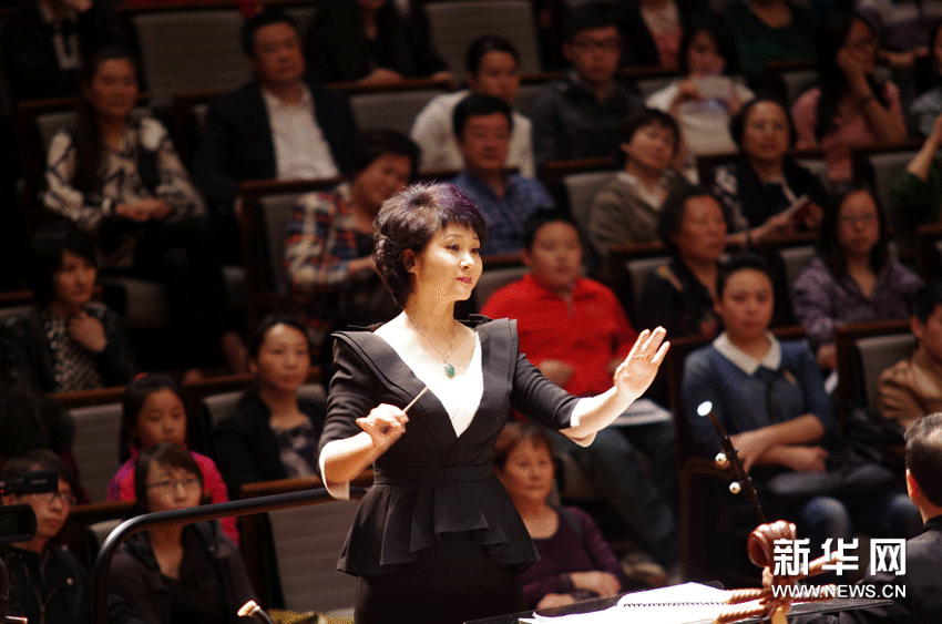 一聲已動(dòng)物皆靜、四座無(wú)言星欲稀--走近《“錦城絲管”大型民族交響音樂(lè)會(huì)》指揮丁曉燕