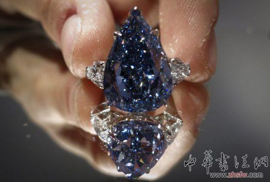 圖為工作人員在展示鉆石。（來源：英國媒體）