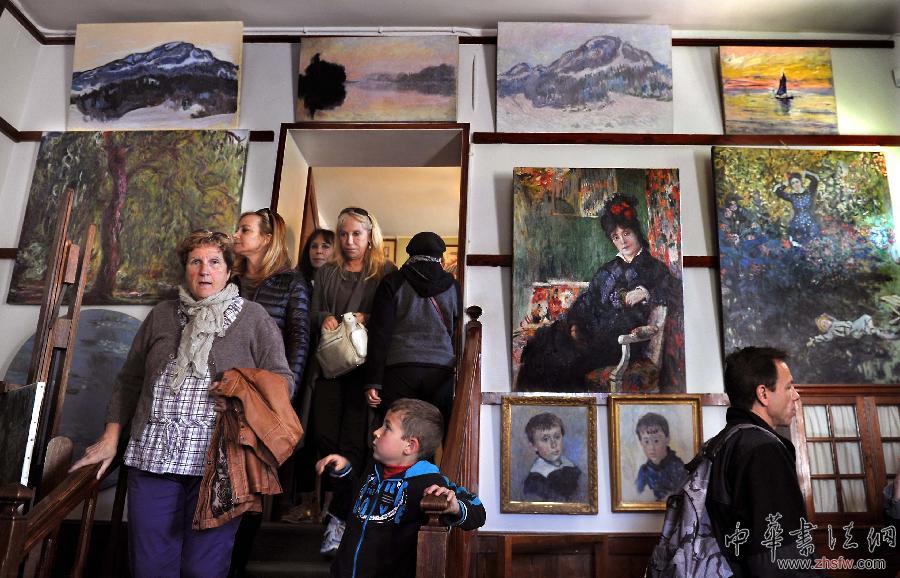 5月4日，游客在巴黎郊區(qū)莫奈花園室內(nèi)參觀。