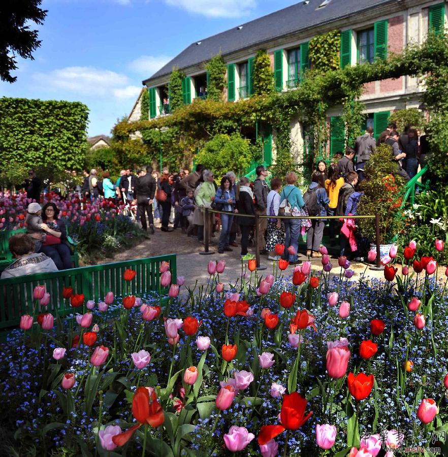 5月4日，游客在巴黎郊區(qū)莫奈花園前排隊參觀。