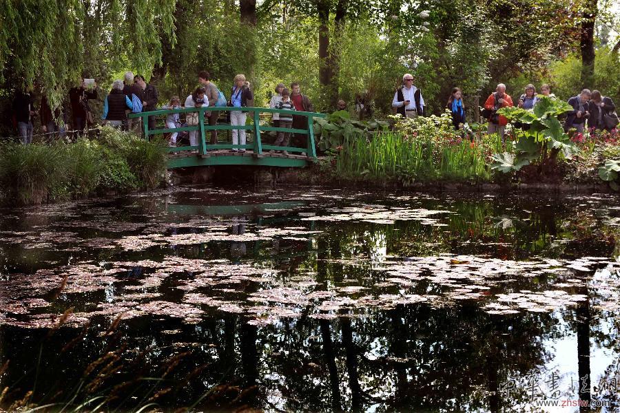 5月4日，游客在巴黎郊區(qū)莫奈花園的“水園”參觀。