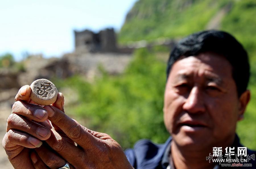 秦皇島發(fā)現(xiàn)明長(zhǎng)城守衛(wèi)將士自制象棋 組圖 #(晚報(bào))(1)秦皇島發(fā)現(xiàn)明長(zhǎng)城守衛(wèi)將士自制象棋