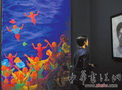 一位參觀者在方力鈞和張曉剛的畫作間駐足欣賞。京華時(shí)報(bào)記者王苡萱攝