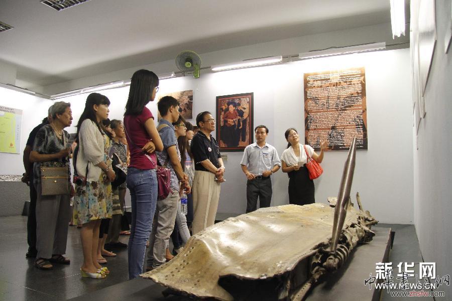 中國抗法援越老戰(zhàn)士及家屬代表團參觀戰(zhàn)爭遺跡博物館 組圖 (國際)(2)中國抗法援越老戰(zhàn)士及家屬代表團參觀戰(zhàn)爭遺跡博物館
