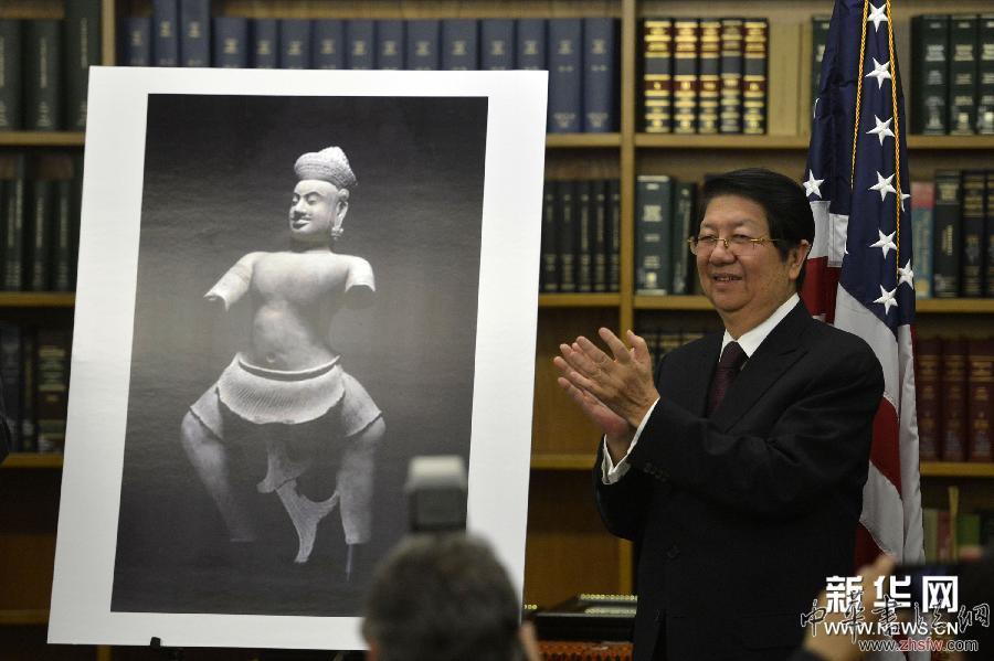 美國(guó)向柬埔寨歸還一尊雕像文物 (國(guó)際)(1)美國(guó)向柬埔寨歸還一尊雕像文物
