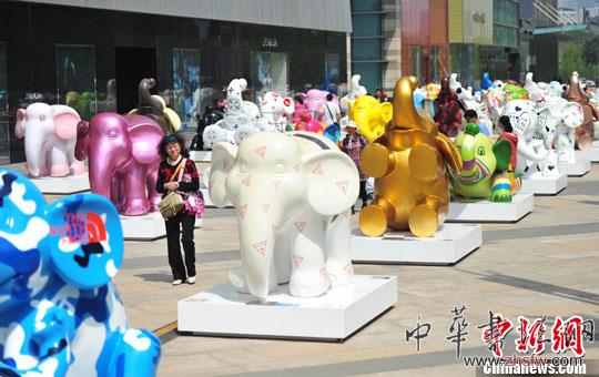 沈陽街頭現(xiàn)多彩“大象陣” 圖