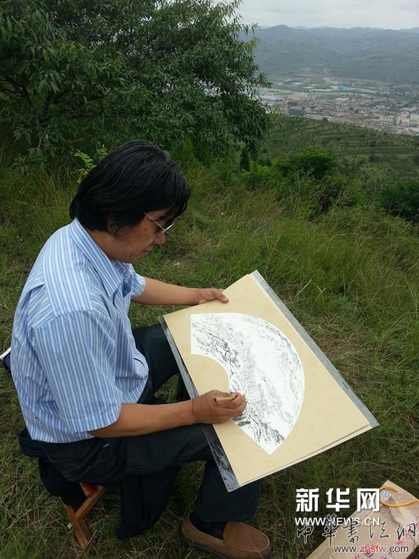 畫家丁杰在甘肅通渭寫生。