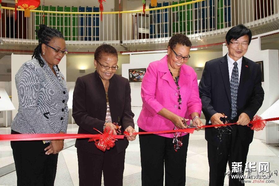 （新華網(wǎng)）（1）&ldquo;中特建交40周年&rdquo;圖片展在特多首都西班牙港舉行 