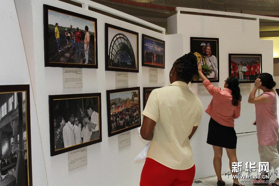 （新華網(wǎng)）（2）&ldquo;中特建交40周年&rdquo;圖片展在特多首都西班牙港舉行 