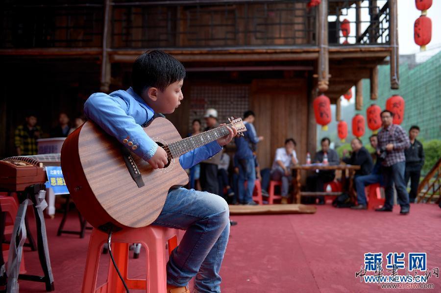 吊腳樓前賽才藝 組圖 #(社會)(2)吊腳樓前賽才藝