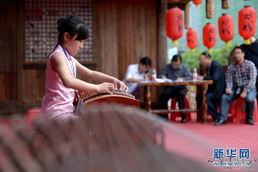 吊腳樓前賽才藝 組圖 #(社會(huì))(1)吊腳樓前賽才藝