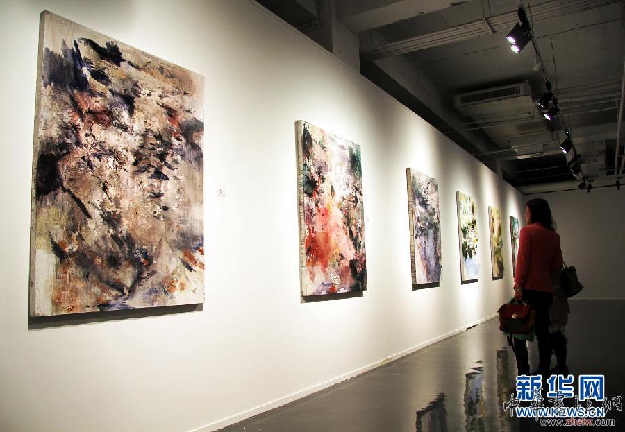 魯迅美術(shù)學(xué)院“基數(shù)”藝術(shù)家聯(lián)展開幕 組圖 (晚報)(2)魯迅美術(shù)學(xué)院“基數(shù)”藝術(shù)家聯(lián)展開幕