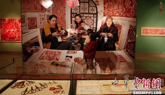 高鳳蓮三代剪紙藝術(shù)展亮相北京中國(guó)美術(shù)館