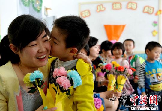 迎母親節(jié)兒童自制“鮮花”送媽媽