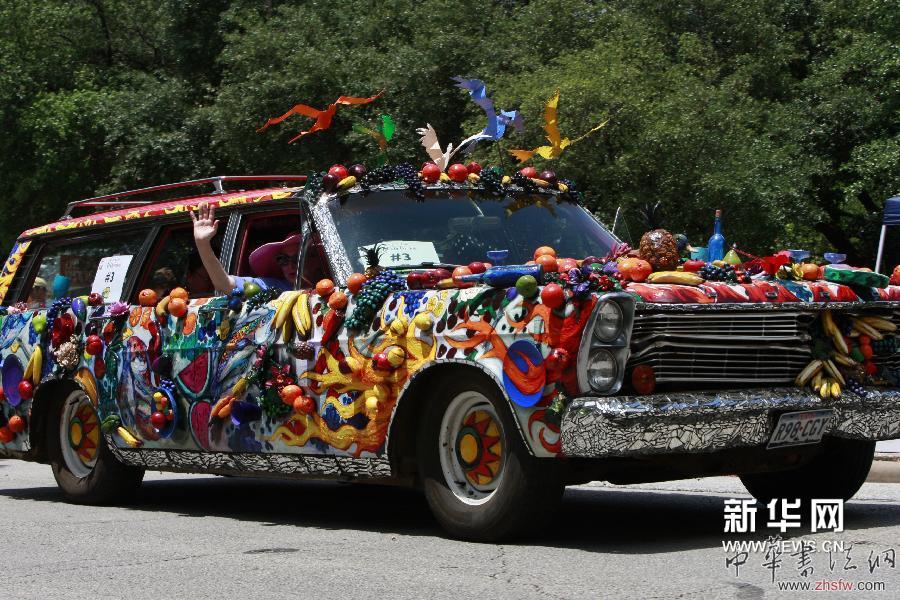 5月10日，在美國得克薩斯州休斯敦市，一輛以蔬果裝飾的藝術車行進在游行隊伍中。