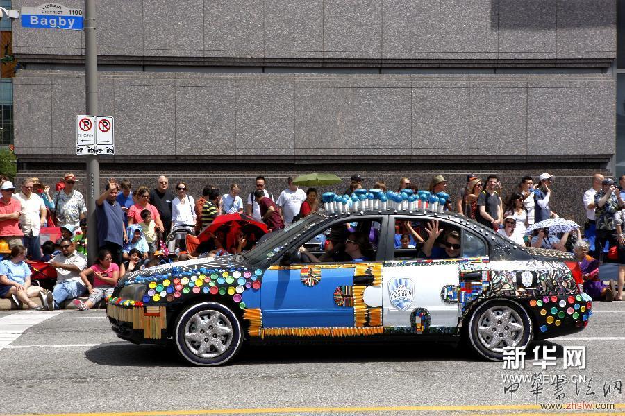 5月10日，在美國(guó)得克薩斯州休斯敦市，一輛藝術(shù)車行進(jìn)在游行隊(duì)伍中。