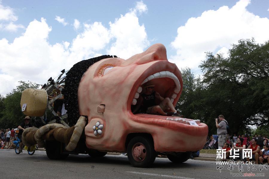 5月10日，在美國得克薩斯州休斯敦市，一輛主題為“大嗓門”的藝術(shù)車行進(jìn)在游行隊(duì)伍中。
