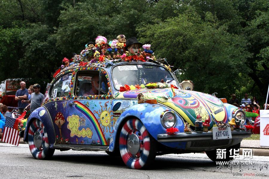 5月10日，在美國得克薩斯州休斯敦市，一輛藝術(shù)車行進(jìn)在游行隊伍中。